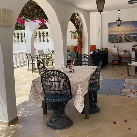 De La Casa Paraiso Avec, En Plus, Terrasse Privative Exterieure Semi Couverte Equipee D'un Salon D'un Coin Repas D'une Kitchenette, La Grande Piscine Et Les Jardins Sont Partages, A Proximite Des Plages De Fuseta Et De La Ria Formosa Holiday home Moncarapacho