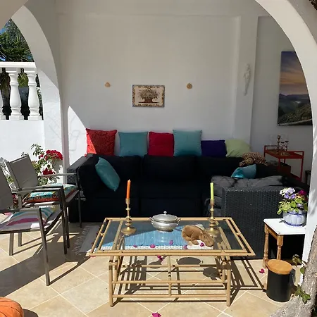 De La Casa Paraiso Avec, En Plus, Terrasse Privative Exterieure Semi Couverte Equipee D'un Salon D'un Coin Repas D'une Kitchenette, La Grande Piscine Et Les Jardins Sont Partages, A Proximite Des Plages De Fuseta Et De La Ria Formosa Holiday home