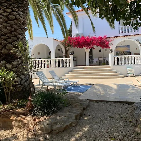 De La Casa Paraiso Avec, En Plus, Terrasse Privative Exterieure Semi Couverte Equipee D'un Salon D'un Coin Repas D'une Kitchenette, La Grande Piscine Et Les Jardins Sont Partages, A Proximite Des Plages De Fuseta Et De La Ria Formosa Moncarapacho