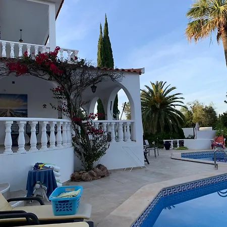 De La Casa Paraiso Avec, En Plus, Terrasse Privative Exterieure Semi Couverte Equipee D'un Salon D'un Coin Repas D'une Kitchenette, La Grande Piscine Et Les Jardins Sont Partages, A Proximite Des Plages De Fuseta Et De La Ria Formosa *