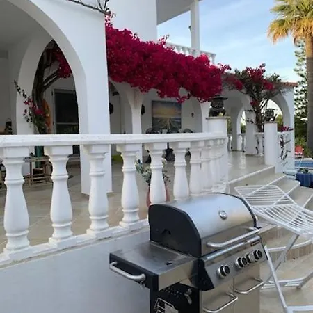 De La Casa Paraiso Avec, En Plus, Terrasse Privative Exterieure Semi Couverte Equipee D'un Salon D'un Coin Repas D'une Kitchenette, La Grande Piscine Et Les Jardins Sont Partages, A Proximite Des Plages De Fuseta Et De La Ria Formosa * Moncarapacho