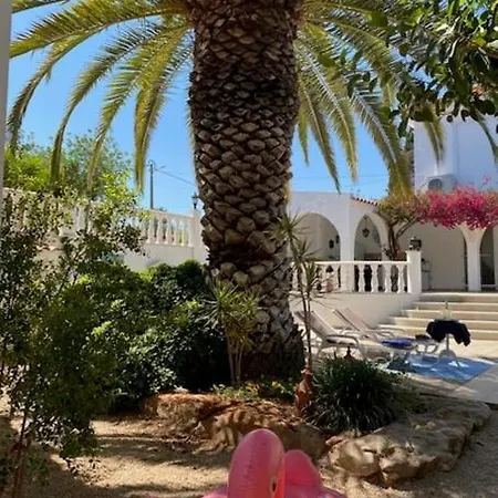 De La Casa Paraiso Avec, En Plus, Terrasse Privative Exterieure Semi Couverte Equipee D'un Salon D'un Coin Repas D'une Kitchenette, La Grande Piscine Et Les Jardins Sont Partages, A Proximite Des Plages De Fuseta Et De La Ria Formosa Holiday home