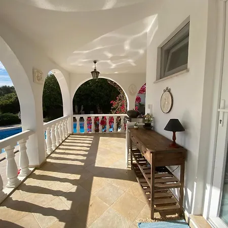 De La Casa Paraiso Avec, En Plus, Terrasse Privative Exterieure Semi Couverte Equipee D'un Salon D'un Coin Repas D'une Kitchenette, La Grande Piscine Et Les Jardins Sont Partages, A Proximite Des Plages De Fuseta Et De La Ria Formosa