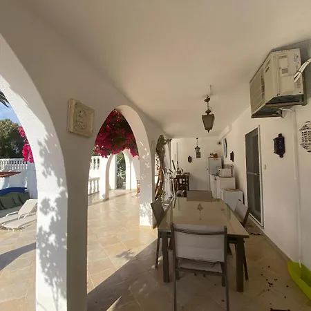 De La Casa Paraiso Avec, En Plus, Terrasse Privative Exterieure Semi Couverte Equipee D'un Salon D'un Coin Repas D'une Kitchenette, La Grande Piscine Et Les Jardins Sont Partages, A Proximite Des Plages De Fuseta Et De La Ria Formosa
