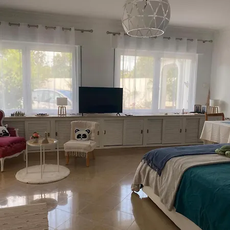 De La Casa Paraiso Avec, En Plus, Terrasse Privative Exterieure Semi Couverte Equipee D'un Salon D'un Coin Repas D'une Kitchenette, La Grande Piscine Et Les Jardins Sont Partages, A Proximite Des Plages De Fuseta Et De La Ria Formosa Moncarapacho