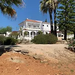 De La Casa Paraiso Avec, En Plus, Terrasse Privative Exterieure Semi Couverte Equipee D'un Salon D'un Coin Repas D'une Kitchenette, La Grande Piscine Et Les Jardins Sont Partages, A Proximite Des Plages De Fuseta Et De La Ria Formosa * Moncarapacho