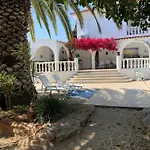 De La Casa Paraiso Avec, En Plus, Terrasse Privative Exterieure Semi Couverte Equipee D'un Salon D'un Coin Repas D'une Kitchenette, La Grande Piscine Et Les Jardins Sont Partages, A Proximite Des Plages De Fuseta Et De La Ria Formosa Moncarapacho
