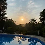 De La Casa Paraiso Avec, En Plus, Terrasse Privative Exterieure Semi Couverte Equipee D'un Salon D'un Coin Repas D'une Kitchenette, La Grande Piscine Et Les Jardins Sont Partages, A Proximite Des Plages De Fuseta Et De La Ria Formosa Casa vacanze *