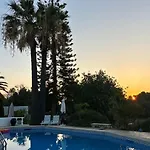 De La Casa Paraiso Avec, En Plus, Terrasse Privative Exterieure Semi Couverte Equipee D'un Salon D'un Coin Repas D'une Kitchenette, La Grande Piscine Et Les Jardins Sont Partages, A Proximite Des Plages De Fuseta Et De La Ria Formosa