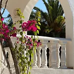 De La Casa Paraiso Avec, En Plus, Terrasse Privative Exterieure Semi Couverte Equipee D'un Salon D'un Coin Repas D'une Kitchenette, La Grande Piscine Et Les Jardins Sont Partages, A Proximite Des Plages De Fuseta Et De La Ria Formosa Casa vacanze *
