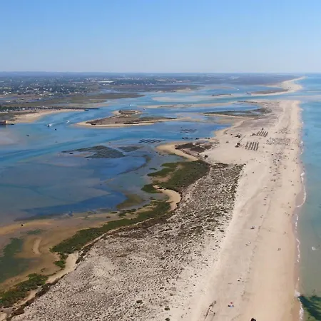 De La Casa Paraiso Avec, En Plus, Terrasse Privative Exterieure Semi Couverte Equipee D'un Salon D'un Coin Repas D'une Kitchenette, La Grande Piscine Et Les Jardins Sont Partages, A Proximite Des Plages De Fuseta Et De La Ria Formosa Ferienhaus