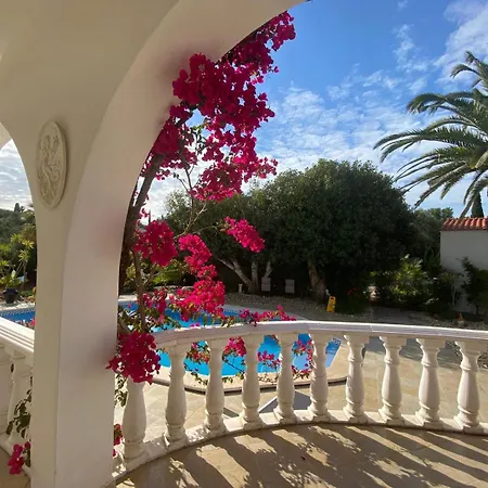 De La Casa Paraiso Avec, En Plus, Terrasse Privative Exterieure Semi Couverte Equipee D'un Salon D'un Coin Repas D'une Kitchenette, La Grande Piscine Et Les Jardins Sont Partages, A Proximite Des Plages De Fuseta Et De La Ria Formosa Holiday home Moncarapacho