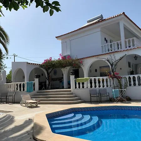 De La Casa Paraiso Avec, En Plus, Terrasse Privative Exterieure Semi Couverte Equipee D'un Salon D'un Coin Repas D'une Kitchenette, La Grande Piscine Et Les Jardins Sont Partages, A Proximite Des Plages De Fuseta Et De La Ria Formosa Vakantiehuis