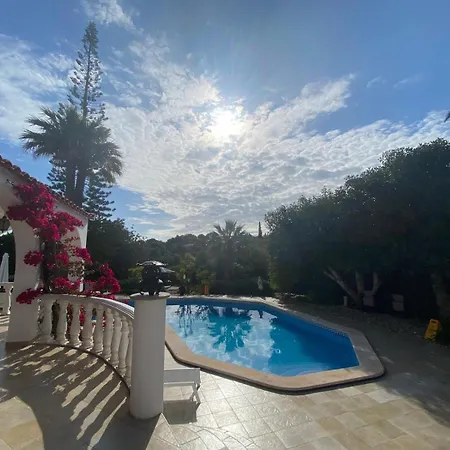 Vakantiehuis De La Casa Paraiso Avec, En Plus, Terrasse Privative Exterieure Semi Couverte Equipee D'un Salon D'un Coin Repas D'une Kitchenette, La Grande Piscine Et Les Jardins Sont Partages, A Proximite Des Plages De Fuseta Et De La Ria Formosa Moncarapacho